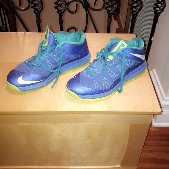 Nike Lebrun low top basketball shoe - Picture 2 of 4
